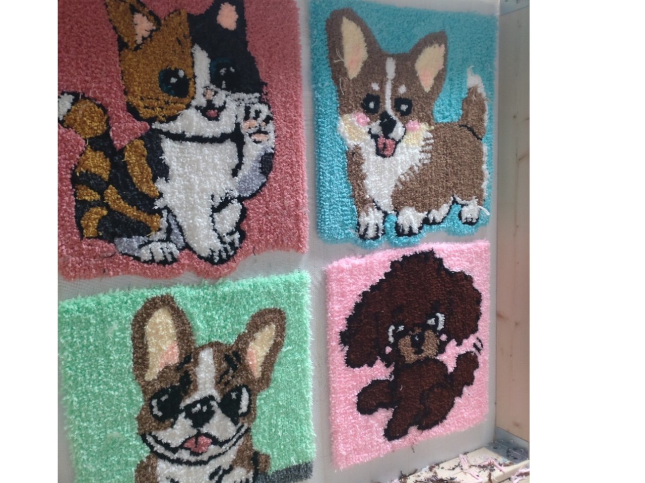 ワンちゃん、ネコちゃんをラグマットに。写真からイラストに変え、ラグマットを制作している方もいらっしゃいます。