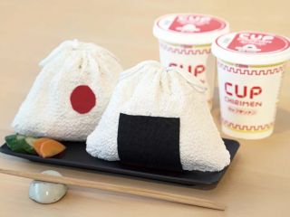 丹後ちりめん(ポリエステル)の生機(織ってすぐの状態)をお湯で縮めておにぎりのような巾着袋をつくるワークショップです。