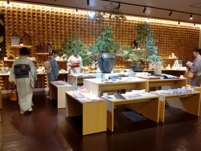 直営ショップでは、丹後織物製品をはじめとするプロダクト、地域産品等を販売いたします。