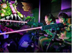 アトラクションパスポートで、対象のアトラクション乗り放題♪ ※写真は「ファイアファイアNEXT〜レビヤタンの逆襲〜」(シューティングライド)