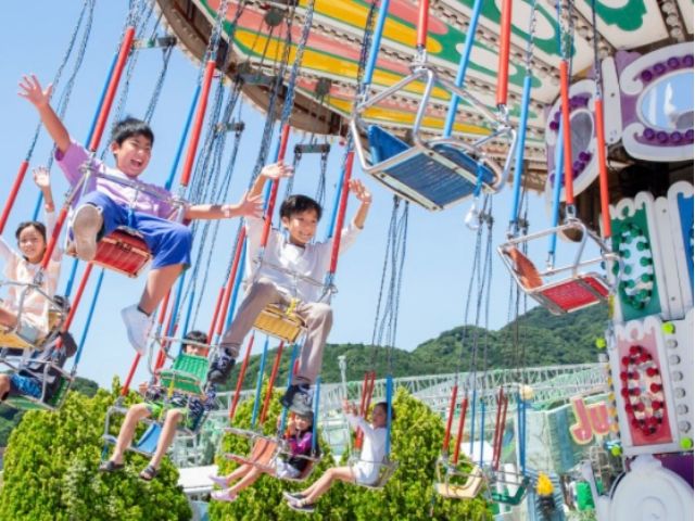 アトラクションパスポートで、対象のアトラクション乗り放題♪ ※写真は「スイム&スイング」(回転ブランコ)