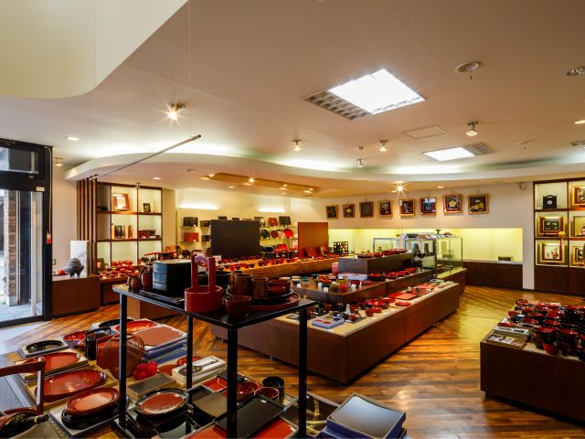 \一生もの/漆器は、使えば使うほど趣のある色へと変化し、水分を含んで丈夫になります!まさに一生もの♪