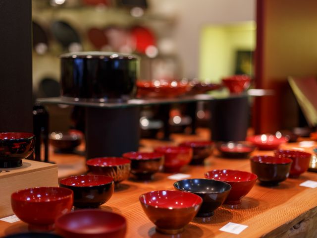 \美しさと実用性を兼ね備えている川連漆器/