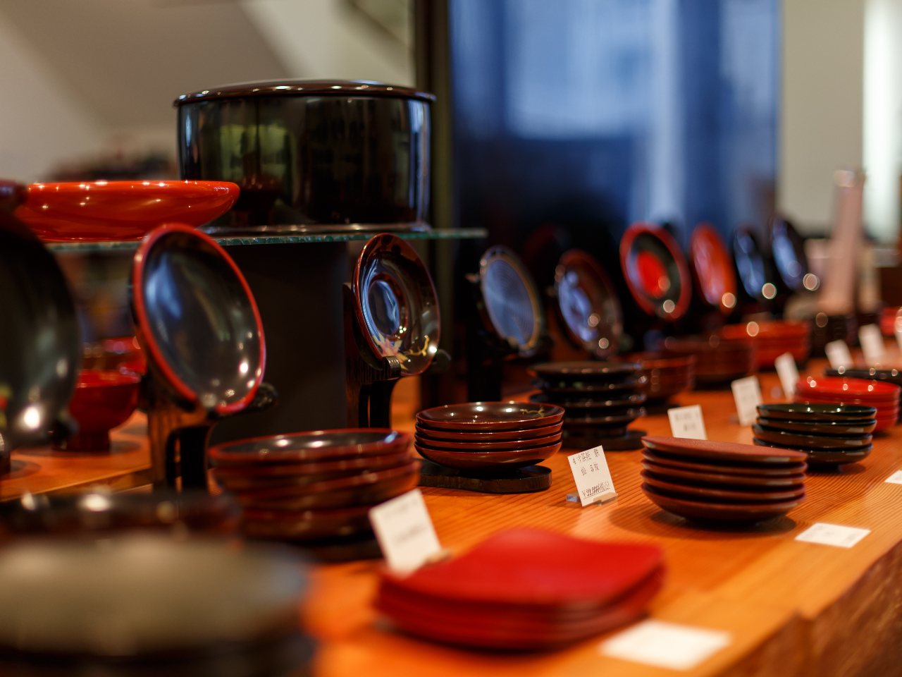 \艶やかに輝くツヤが特徴で、断熱性・耐熱性に優れ、油にも強いです!/