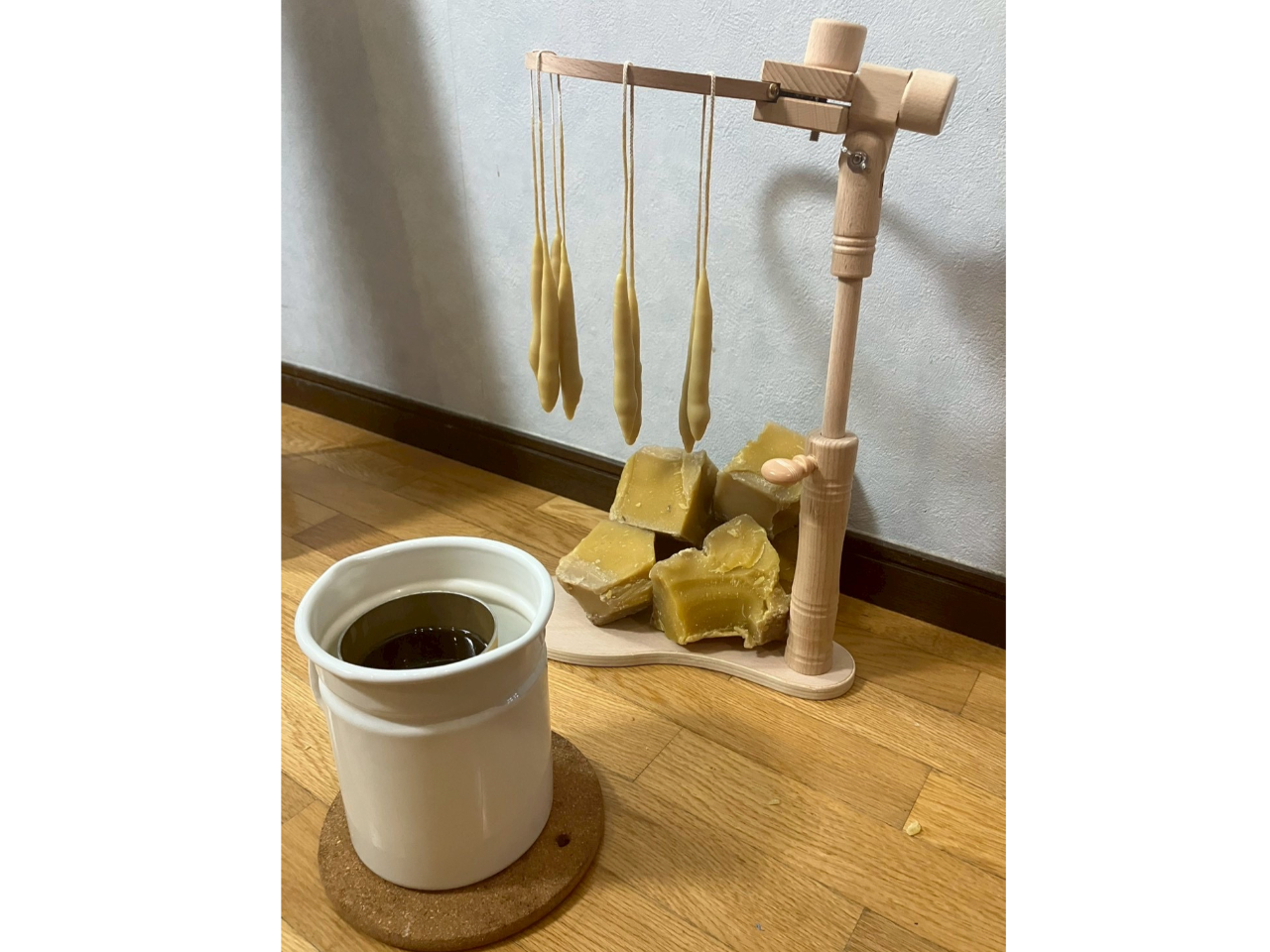 蜜蝋ディップキャンドル。蜜蝋キャンドルは紀元前3000年前から始まったと言われてます。その古代的なキャンドル作りをここで体験できます。