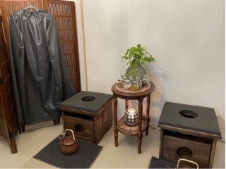 座浴椅子は2台あり、同時に2名までご利用可能です。 広々とした設計で、あぐらも楽に組めるのでリラックスしながら蒸し時間を過ごせます。