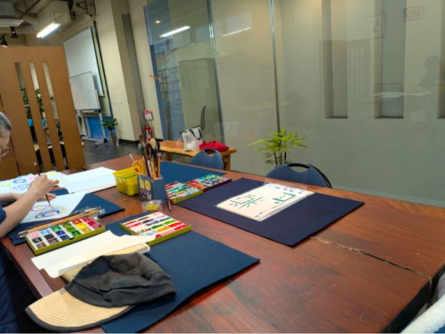 \作品仕上げ/色紙やハガキサイズの作品を仕上げていきます!