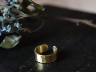 イヤーカフ 【樹木】樹木のような質感をハンマーでつけていきます