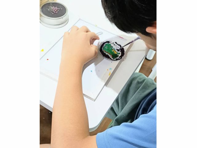 光るキーホルダー作成の様子