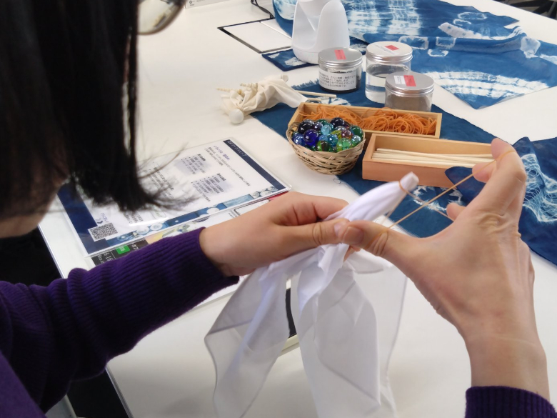 �n���J�`�̃T�C�Y�͏c50�Z���`��50�Z���`�B��������̖͗l���͂���悤�傫�߂̃n���J�`�����p�Ӓv���܂����B