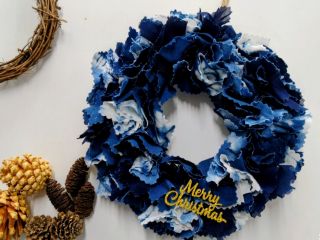 徳島県産すくもを使って天然灰汁発酵建てという技法で藍を建てています。その藍を使って染めた生地でリースづくりをしてみませんか?