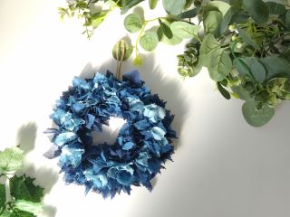 手作業によるムラや色の重なりは、世界にたった一つの表情。玄関やリビングのアクセントとして、年中飾っていただけるデザインです。