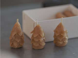 信州産蜜蝋で手ごねキャンドル制作。熱い蝋を触らないので小さなお子様にも体験いただけます。