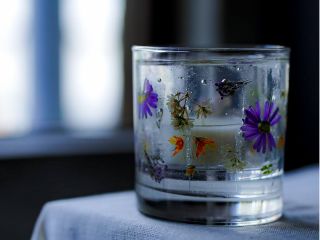 押し花を配置したキャンドルホルダー作り