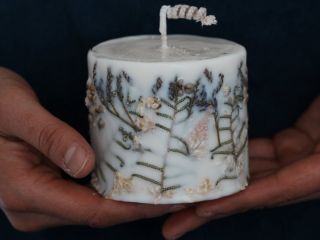 ドライフラワーを閉じ込めて、大豆油由来のソイワックスで作る優しいキャンドル。