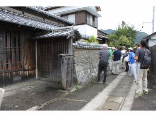 吉良川まちなみ館前で伝統建築を学ぶ