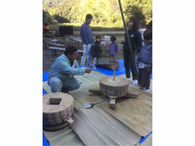 室戸・稲から米へ変わる作業を体験する子どもたちです