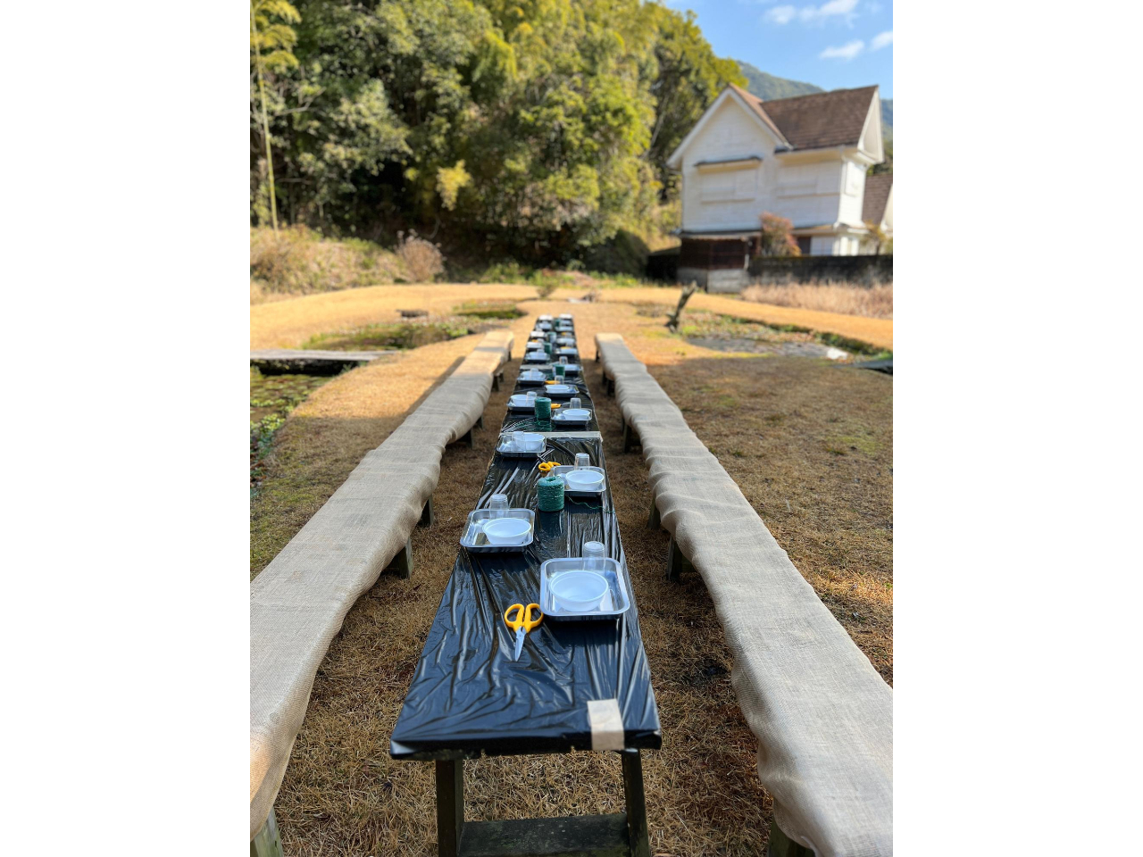 体験の準備がされた庭園です。ベンチの麻布がおしゃれですね!