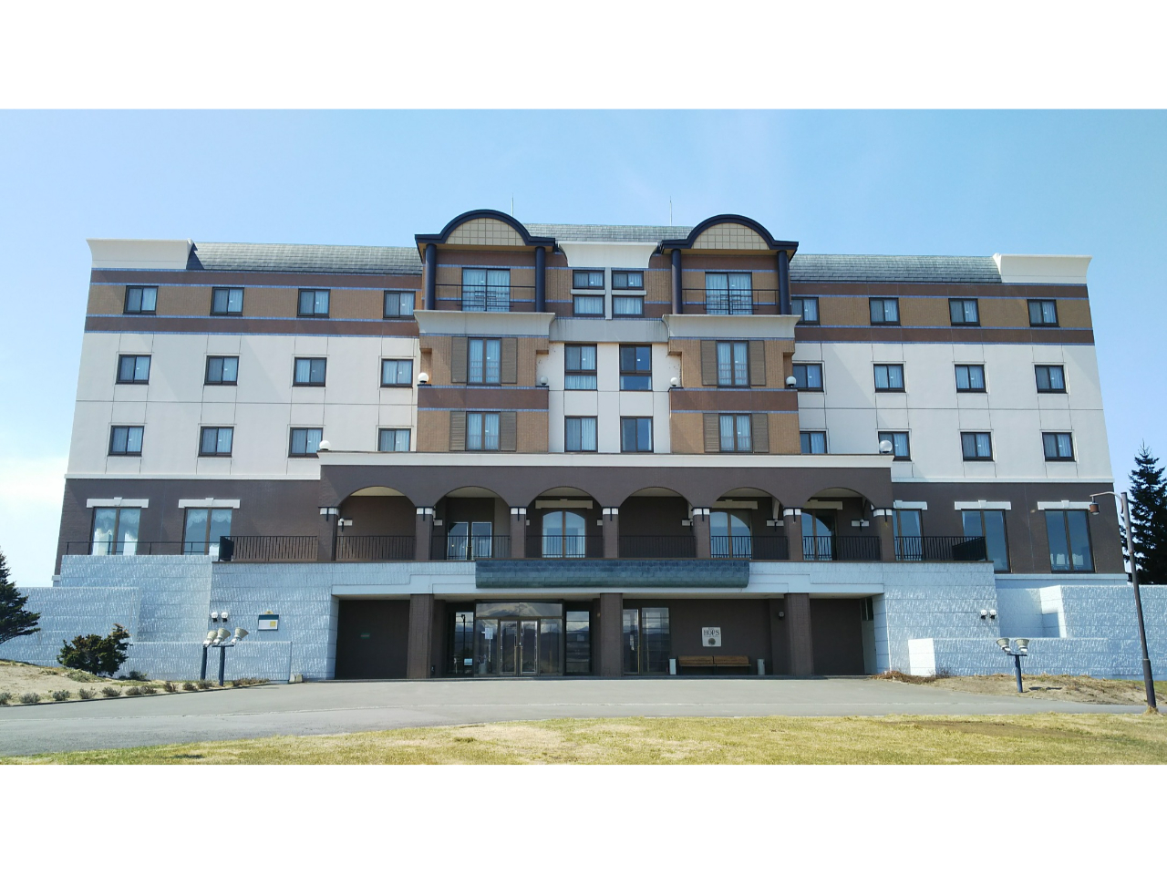 丘の上に立つ西洋風のホテルです。お車は玄関前スペースにご駐車ください。