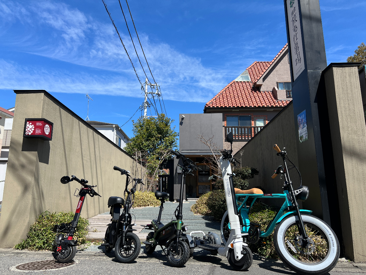 お写真の一番右側が電動自転車です。