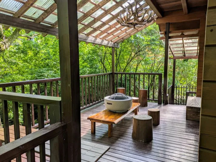 【屋根付きウッドデッキ】一面に広がる緑、自然に包まれながらの爽快なBBQをお楽しみください♪