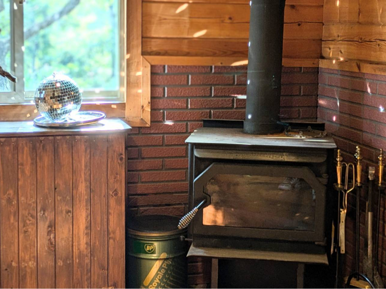 冬季限定の薪ストーブ♪薪はご自身でご用意いただくようお願いします。