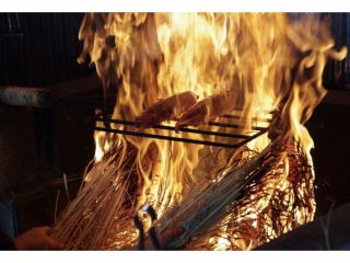 高知名物!カツオのタタキ体験をぜひ!自分で炙った藁焼きの香ばしいカツオは格別においしい!