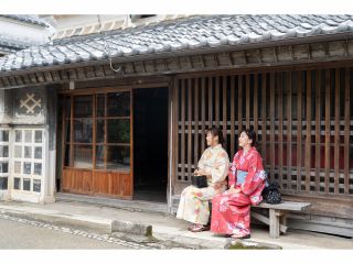 白壁と格子窓が続く吉良川の町並みで映える着物姿。