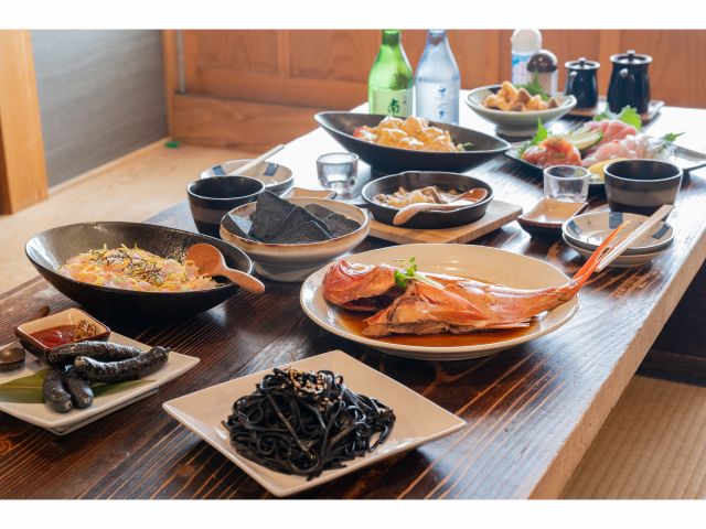 土佐備長炭で栄えた町ならではの、炭をつかった料理は、炭入りカルボナーラ、炭ウィンナー、炭パン等、いろんな炭料理を味わうことができる(写真はイメージです)