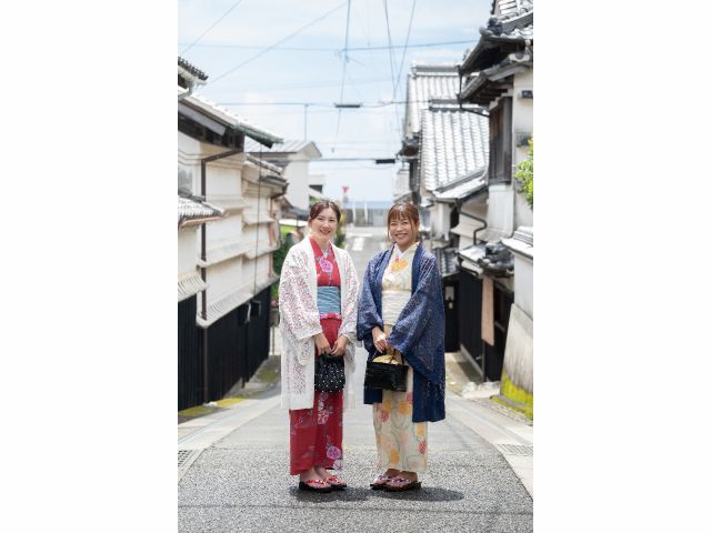 着付け後に記念撮影する女子旅の風景