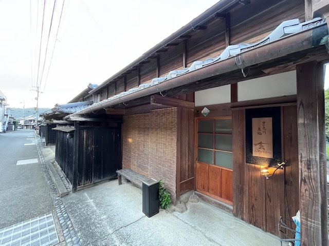 古民家の座敷で味わう地元食材のコース料理。