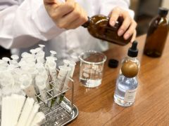 細かな調香等は経験豊かな専門スタッフがアドバイスをいたしますためご安心くださいませ。 リラックスしながら香りと向き合う時間をお楽しみくださいませ。