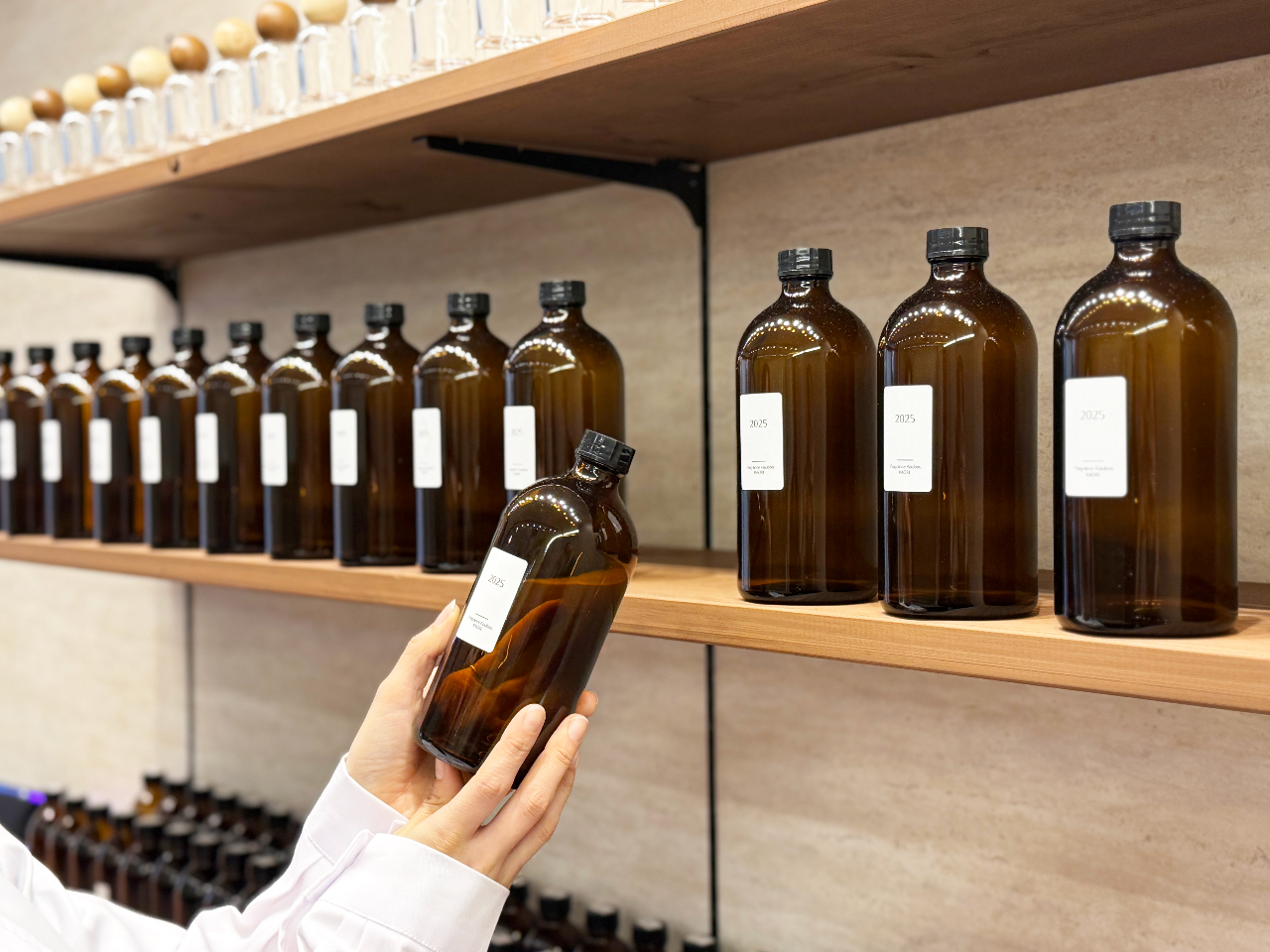 ハイブランドにも劣らない厳選香料と自然素材を発酵してつくられたハイグレードエタノールを使用しています。 合成アルコールは不使用です。