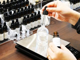 ご自身で調香・調合をおこなっていただきます。細かな調香等は経験豊かな専門スタッフがアドバイスをいたしますためご安心くださいませ。