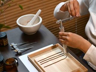 香り選びから計量・練り・成形まで、全工程をご自身の手で。