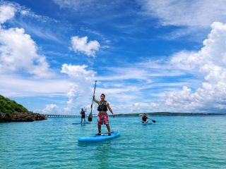 透き通る海と青空の下でSUP体験!初心者でも安心して楽しめる人気アクティビティ!