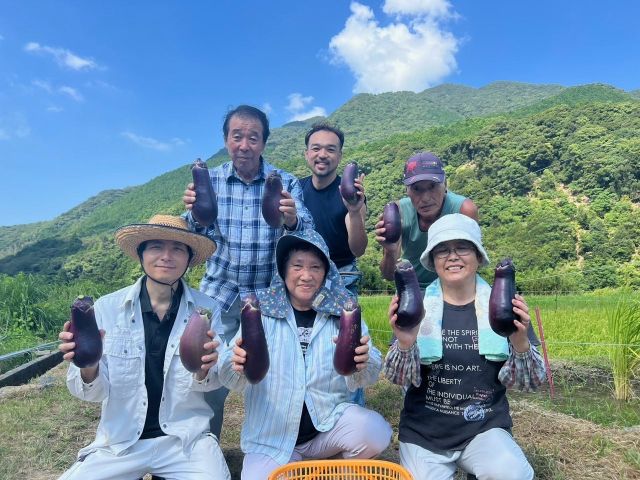 集落活動センター前の風景での記念ショット