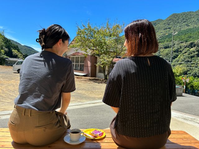 テラスで涼みながら、集落の空気を味わうほのぼのな時。