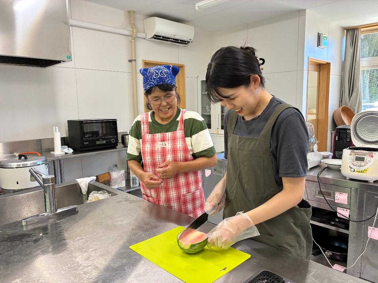 地元野菜を切り分ける手元、料理体験ならではの臨場感