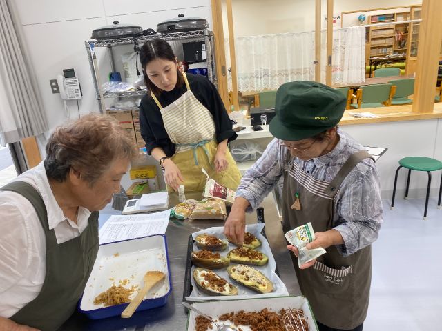 地元の食材で料理を作る様子、香りまで伝わるような一枚