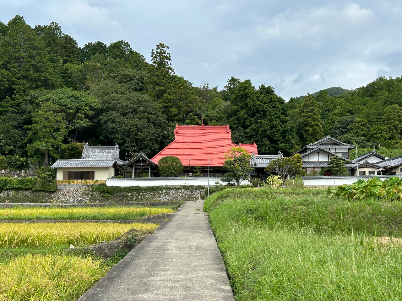 大きな赤い屋根の成道寺さんが目印です。こちらの駐車場へお越しください。