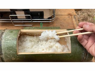 炭火で炊く竹筒ご飯。ふっくら甘いご飯を、自分で作った竹のお箸で味わう特別体験。竹の香りも楽しめます。