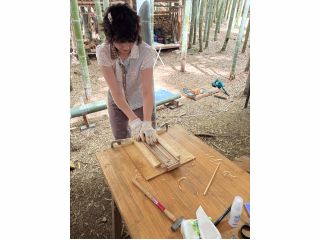 竹がお箸に変わっていく瞬間を楽しもう!専用の台を使って竹を削り、世界にひとつだけのマイお箸を作ります,完成したお箸はお持ち帰りOK!
