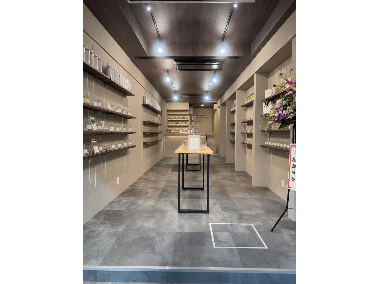 フレグランスアドバイザーと対話しながら、目の前で香りを調合していきます。