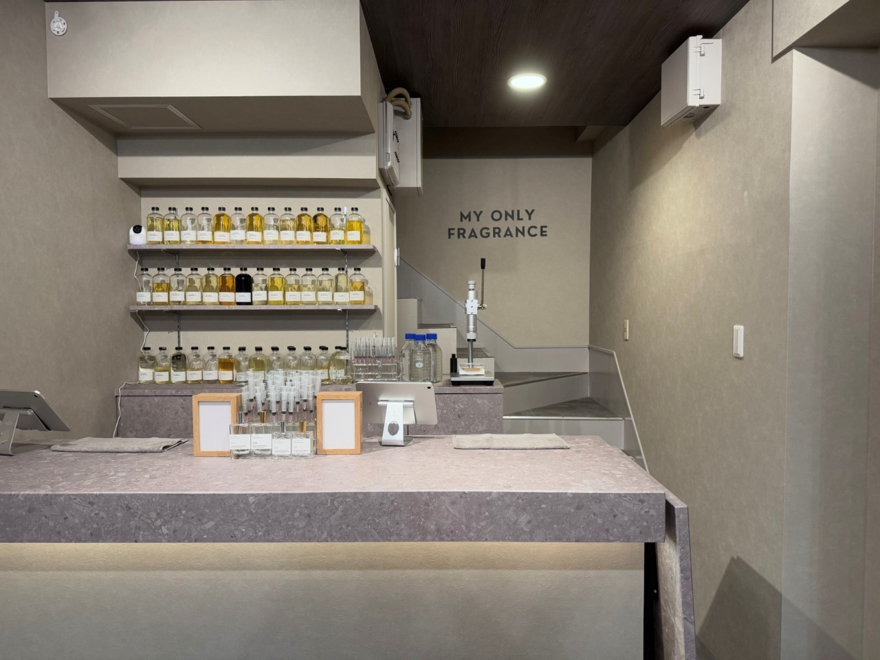 oLxȃtOXAhoCU[D݂𒚔JɃqAOB ꑮŃAhoCXz̍ꏏɍグĂ܂B