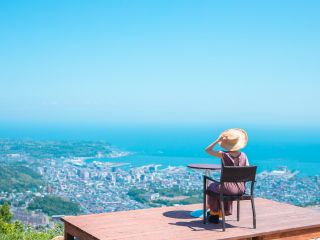 小樽の街を眼下にお寛ぎ頂けるウッドデッキ「TENGUU テラス」もおすすめ