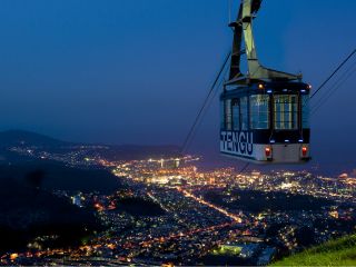 小樽の街を一望できる天狗山は、札幌藻岩山、函館山と並び「北海道三大夜景」と称される絶好の夜景スポット。