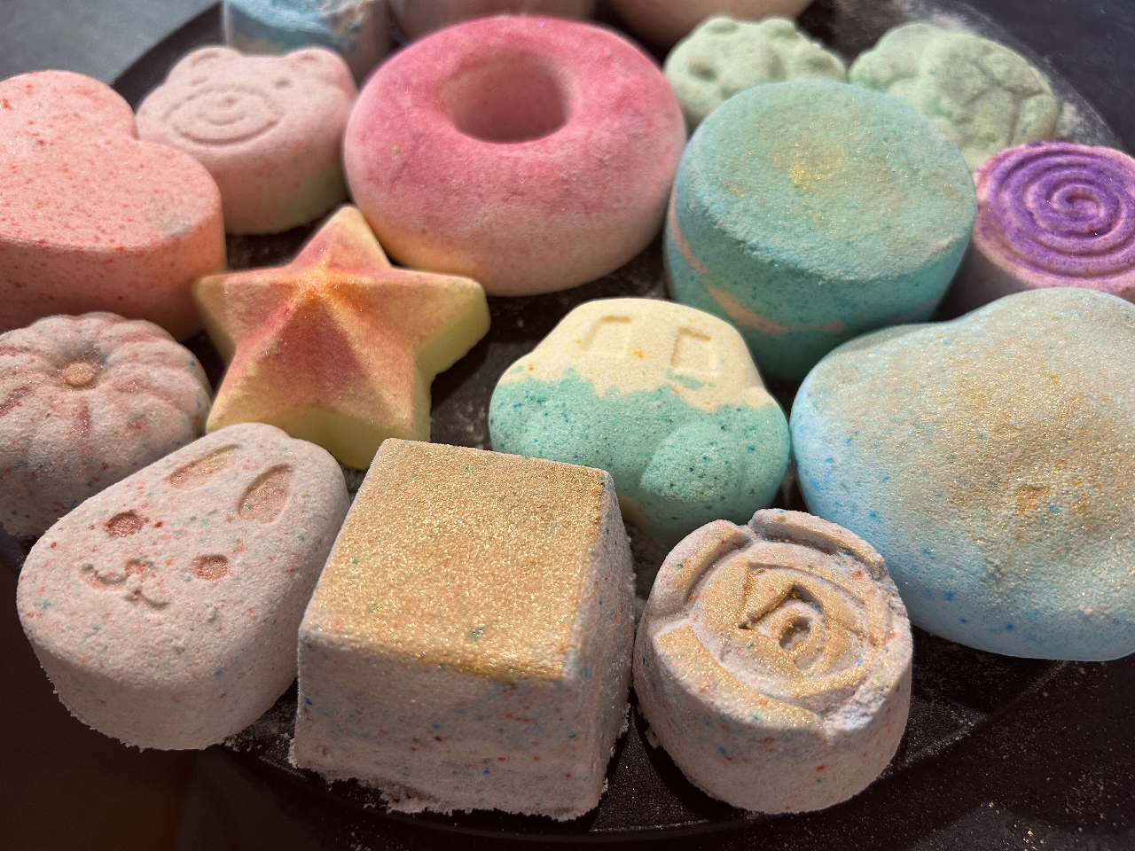 いろんな形のバスボムがあります