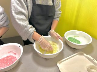 色と香りを入れてまぜまぜ♪