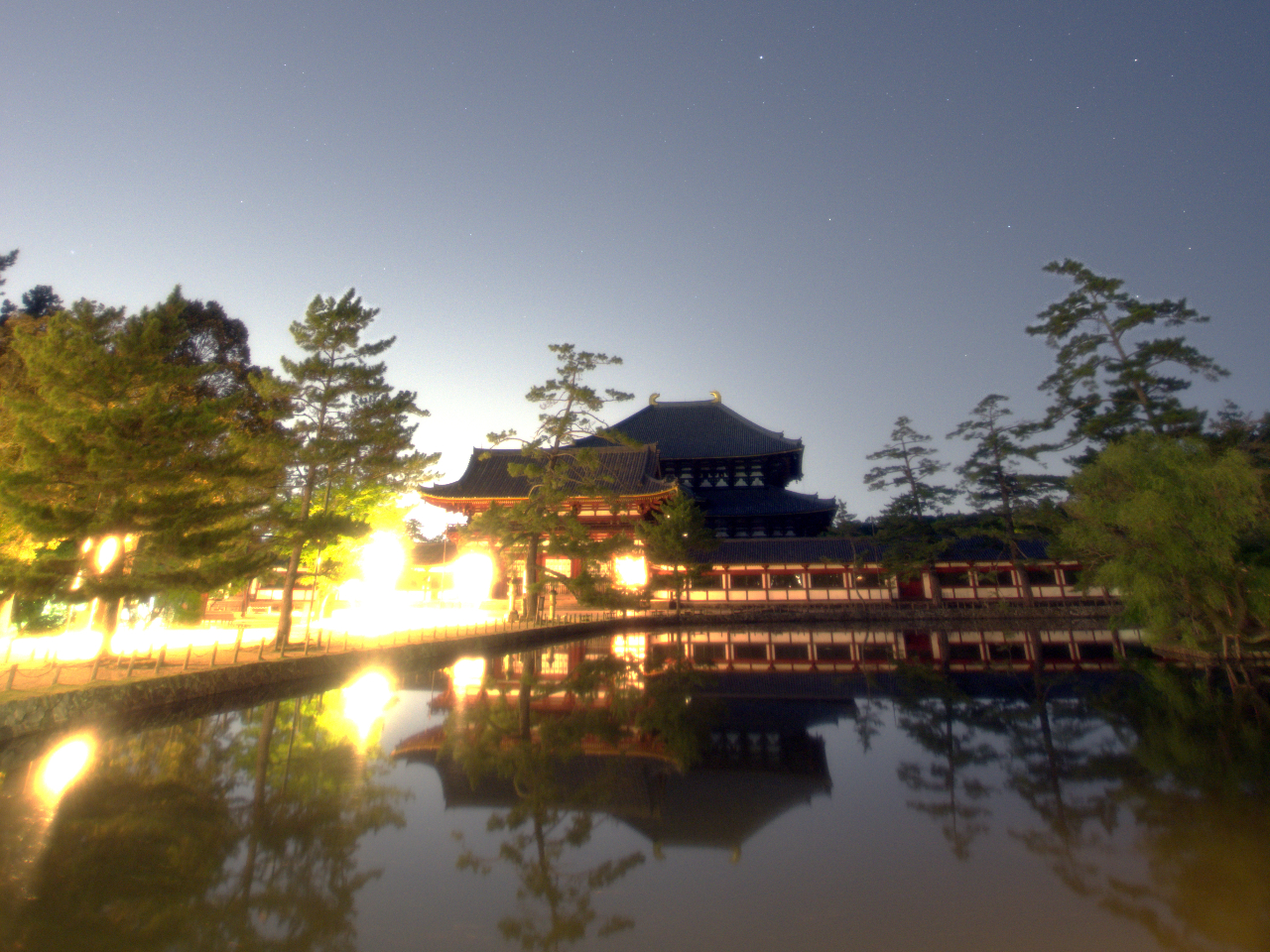 南大門の後は、鏡池の側を通って浮雲園地へ。